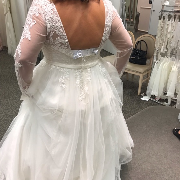 David’s bridal size 18 beautiful wedding dress - Picture 4 of 8